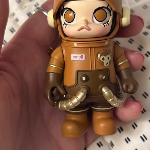 : : Pop Mart Mega Space Molly Emoji Monkey Figure : : - Picture 8 of 12